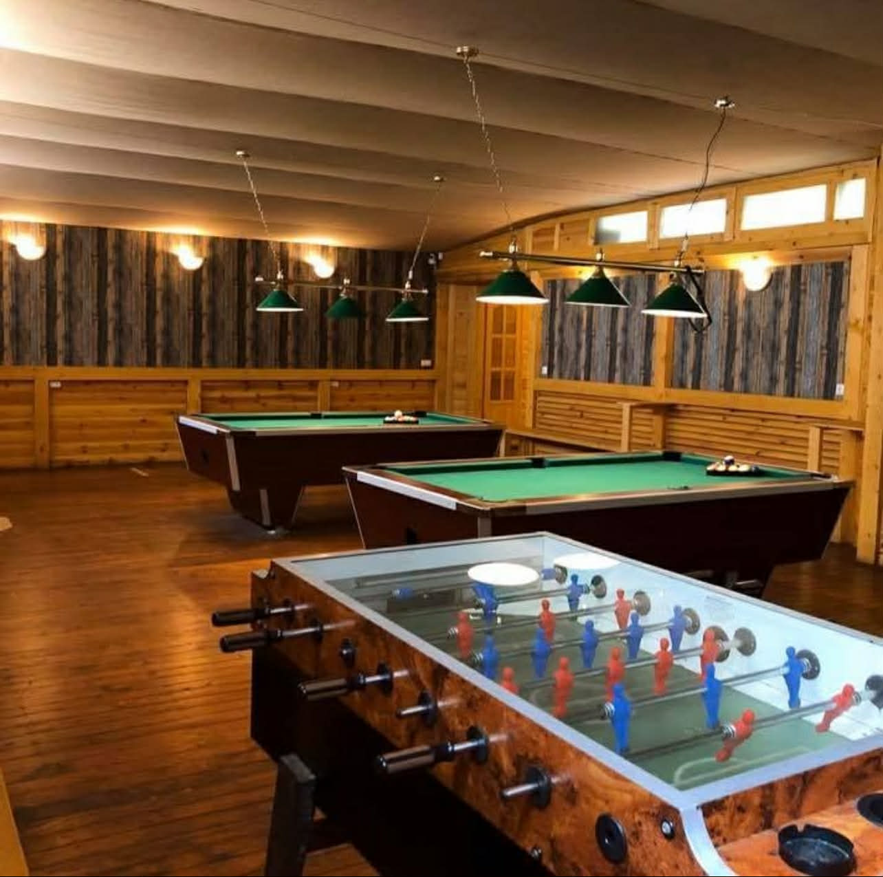 Buliház játékterem biliárddal és csocsóval