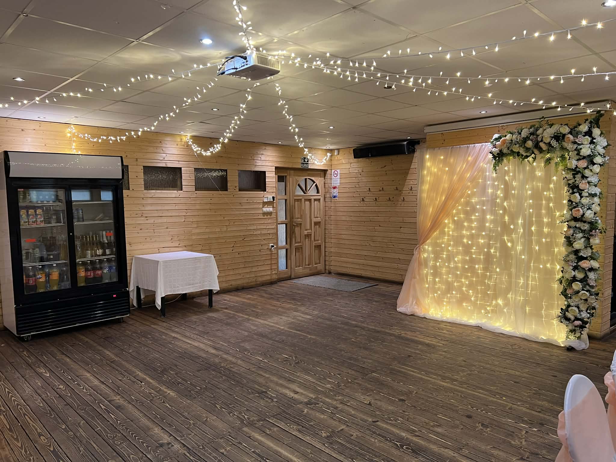 Buliház dekorált fotóháttérrel