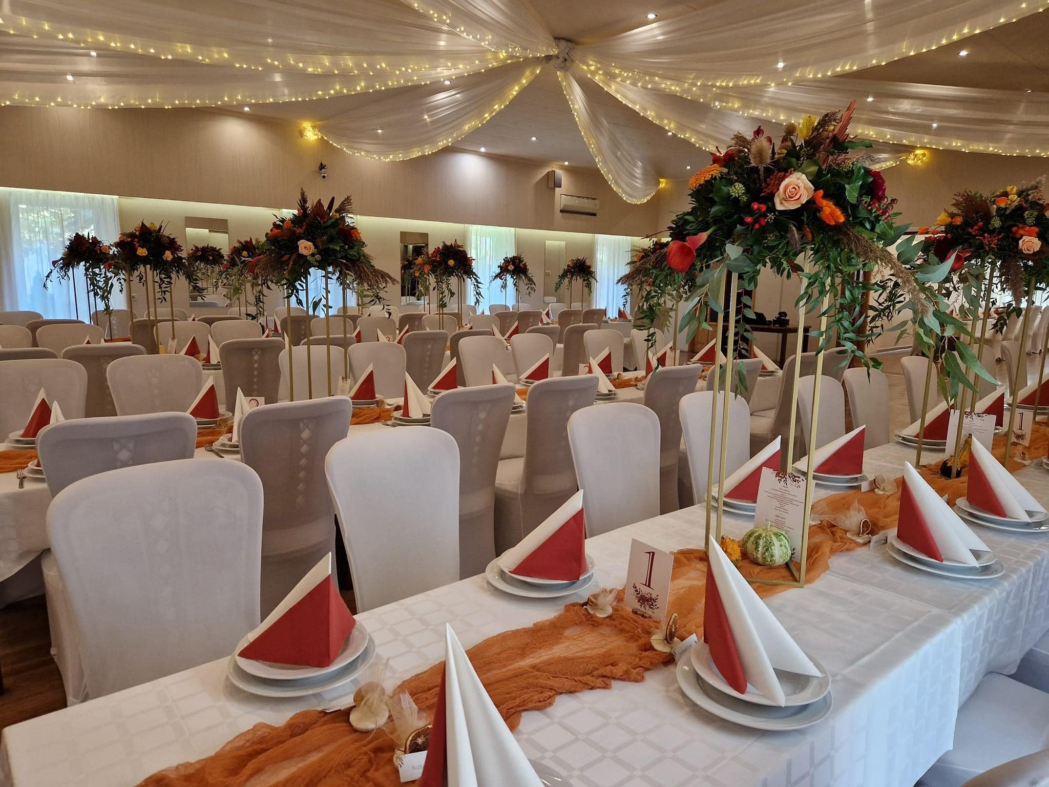 Meleg tónusú rendezvényterem