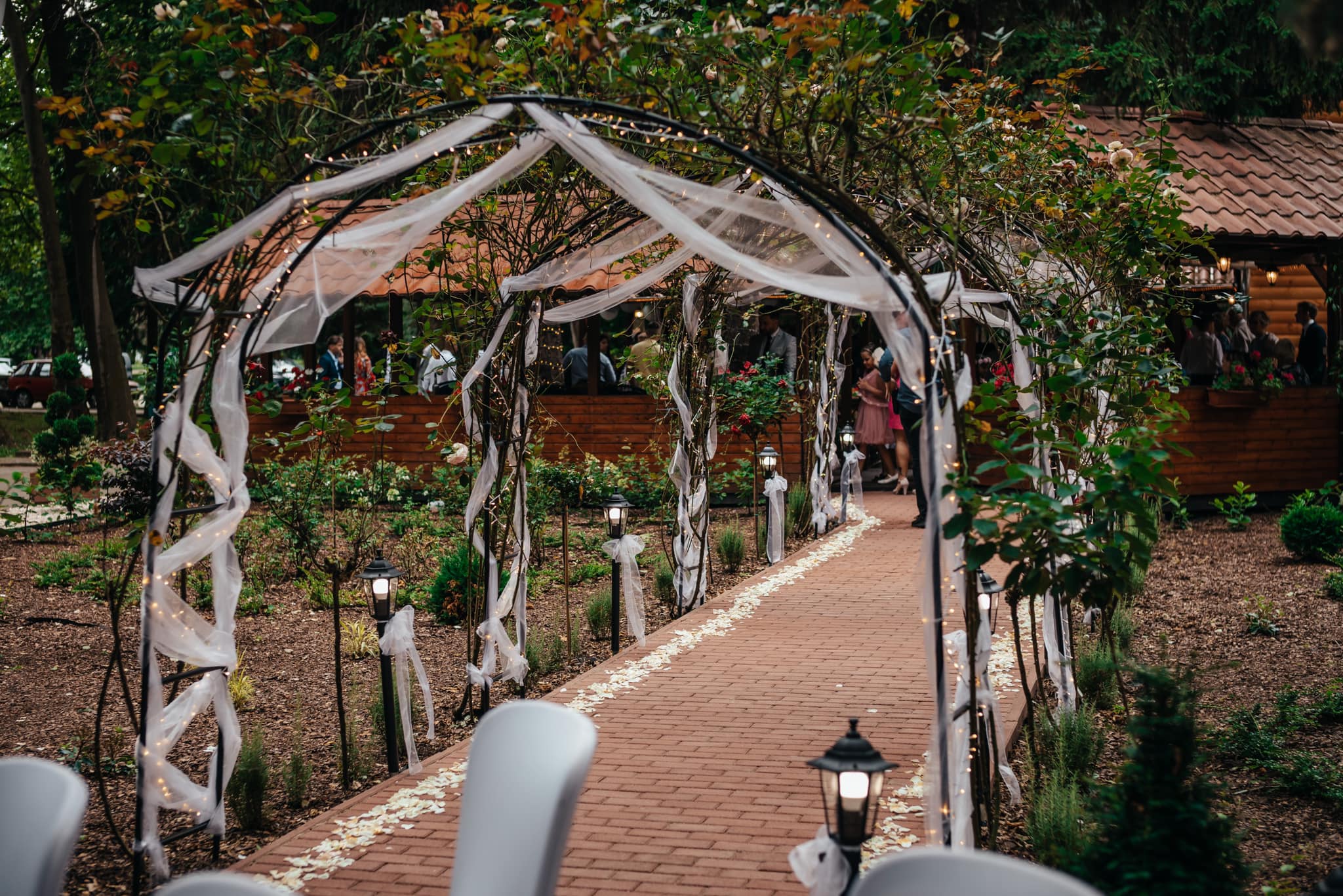 Nappali kerti virágkapu