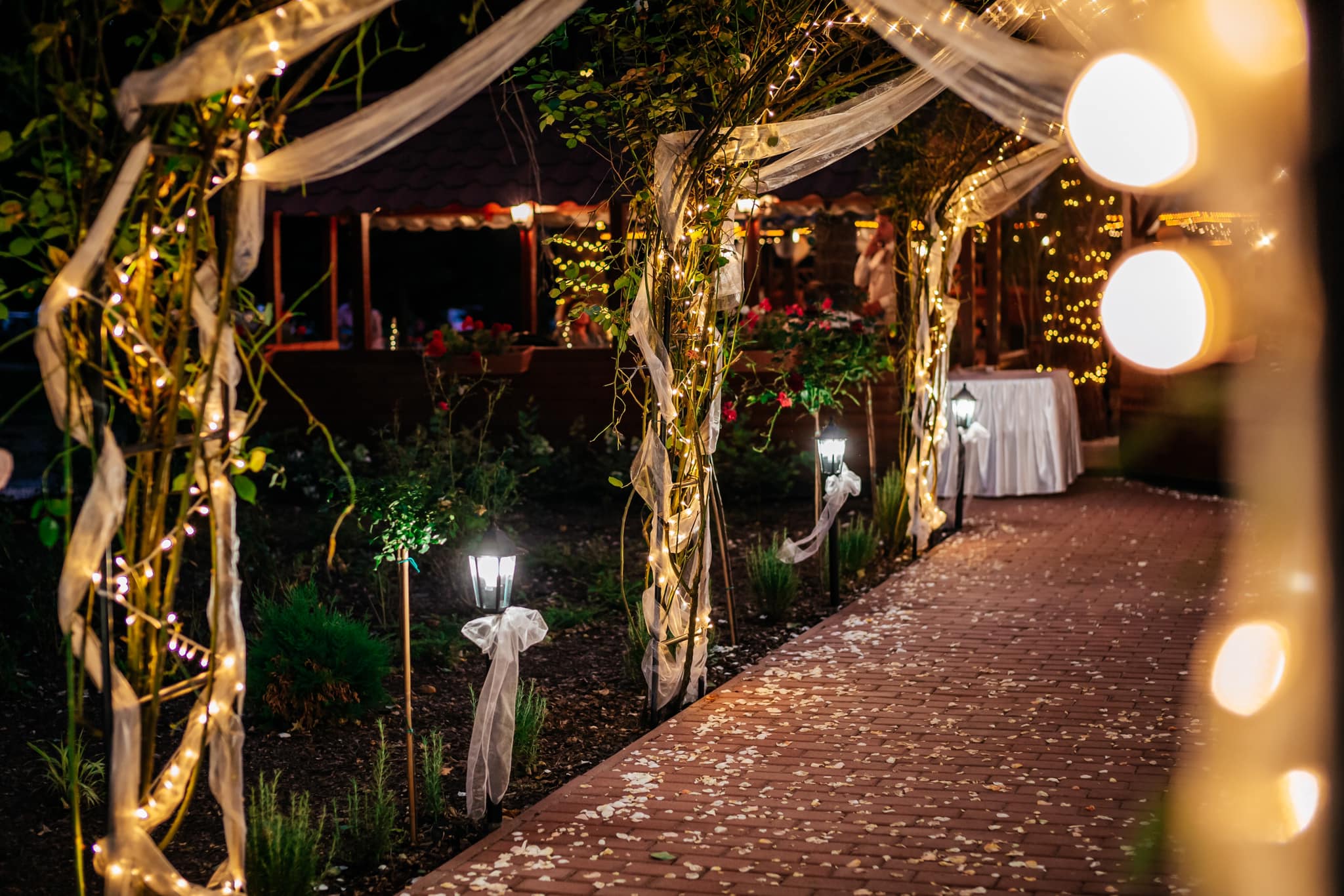 Kivilágított kerti boltív